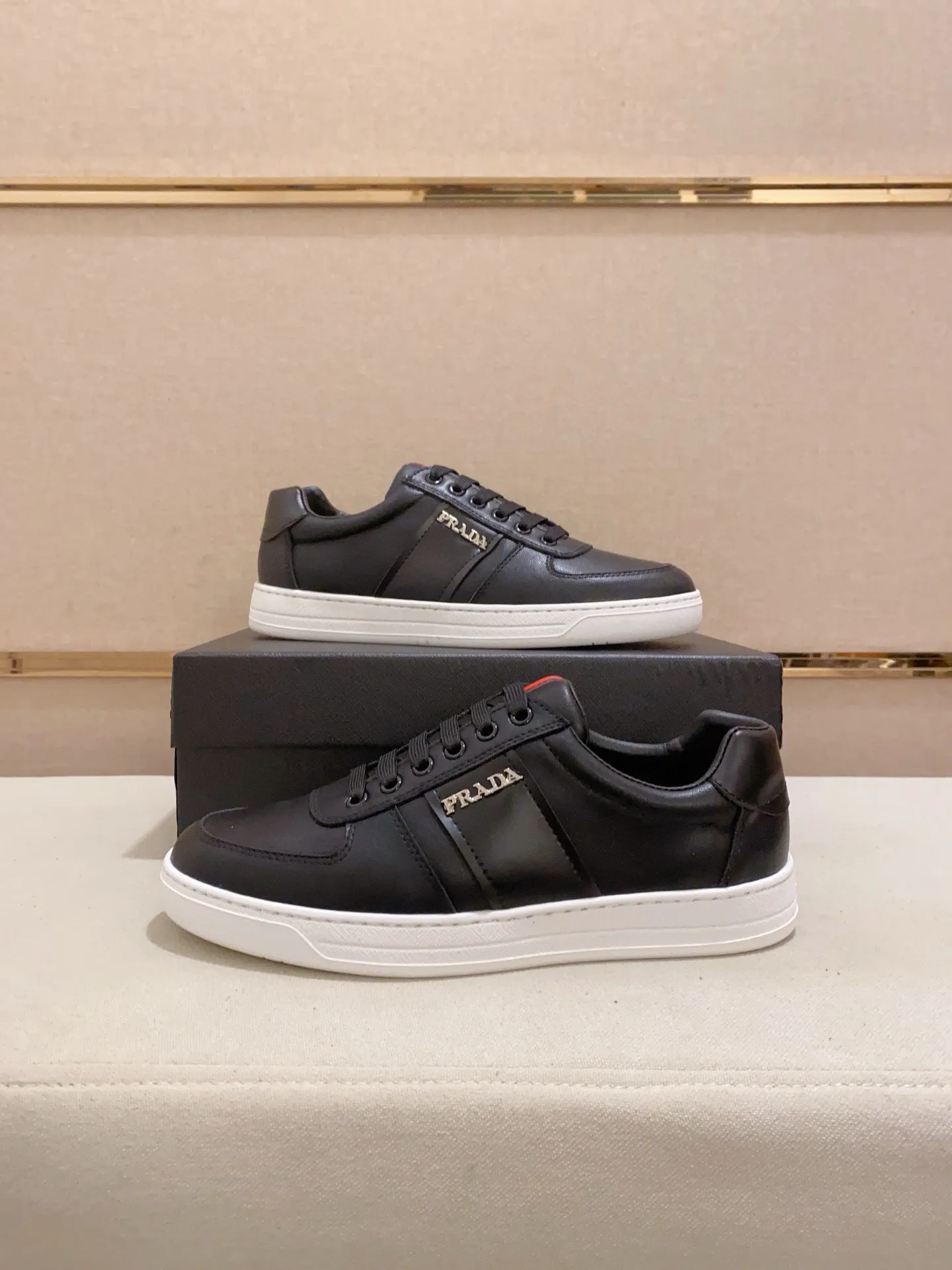 Men's shoes 💰: 440💰 [Prada～Prada] Trendy new models are on the market. Same style as the official website. Counter quality. Original matching. [Strong] [Strong] Selected first-layer cowhide fabric. Comfortable and breathable sheepskin lining, fine workmanship, upper layer made of 100% pure cowhide, original last shape, comfortable on the feet, shoe sizes 38 to 44